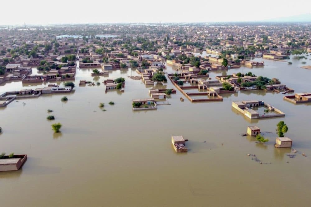 Ein Drittel von Pakistan stand so hoch unter Wasser, sodass von Häusern nur noch die Dächer sichtbar waren.